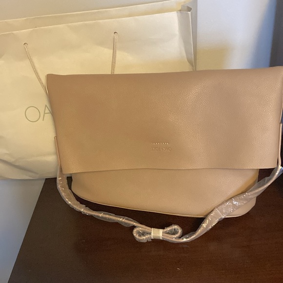 Brand new still with wrapping. Oak and Fort purse soft leather tan colour - Picture 2 of 8